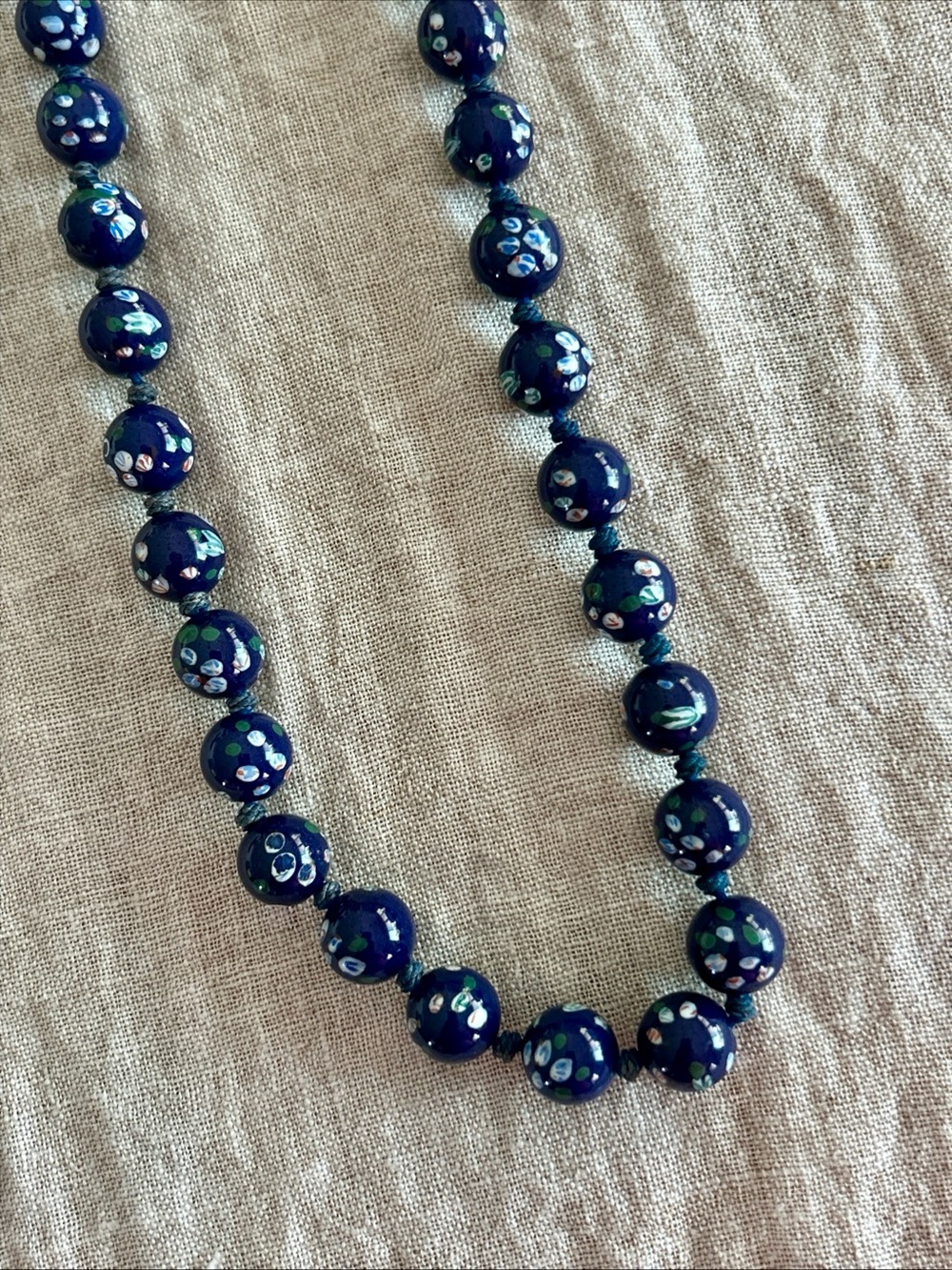 CHINESE VINTAGE BLUE HAND PAINTED PORCELAIN KNOTTED NECKLACE 24” WITH CLASP - Picture 2 of 8